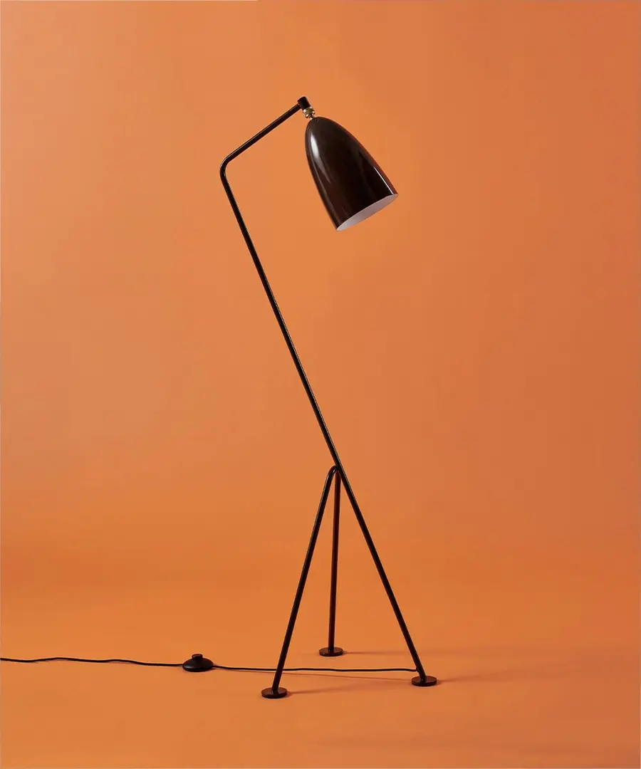 Golvlampa Grasshopper från GUBI