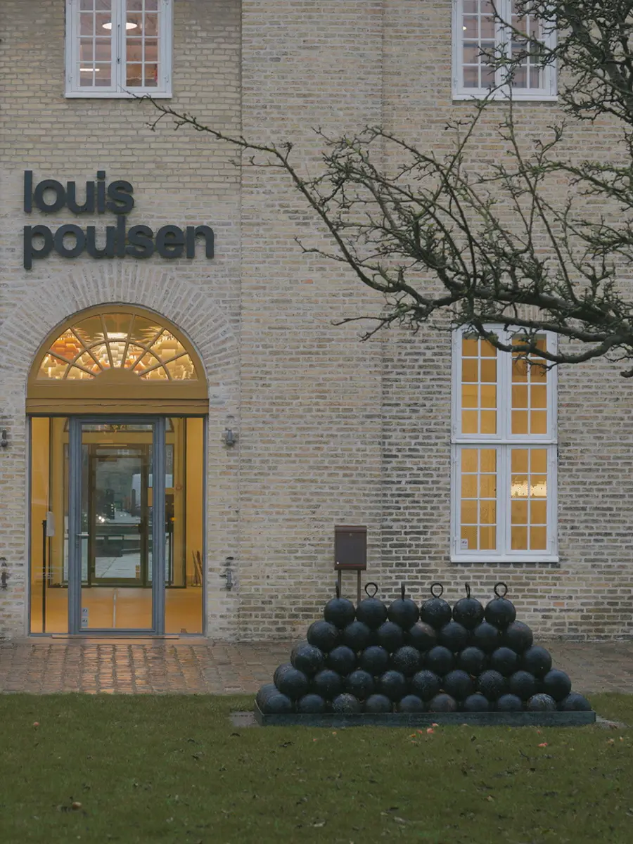 Entré till Louis Poulsens showroom